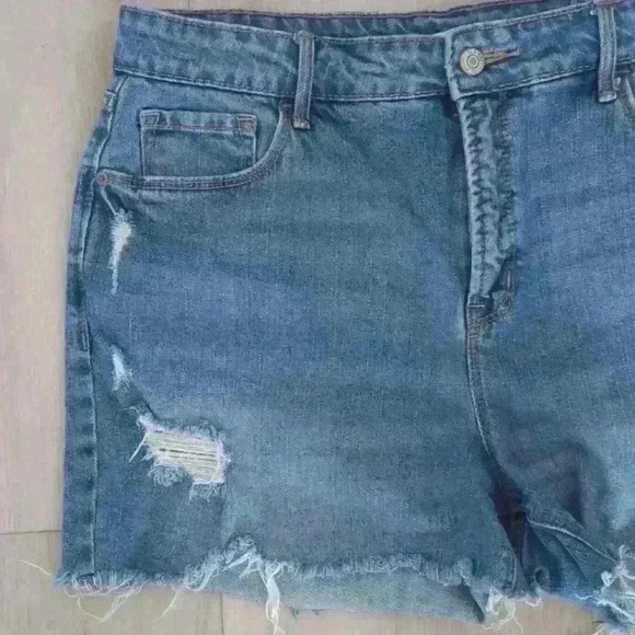 OLD NAVY  | Women's Medium Wash High Rise Ripped Hem Jean Shorts - Picture 2 of 3